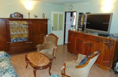 Casa spaziosa a Marčana con tre piani e giardino in vendita.