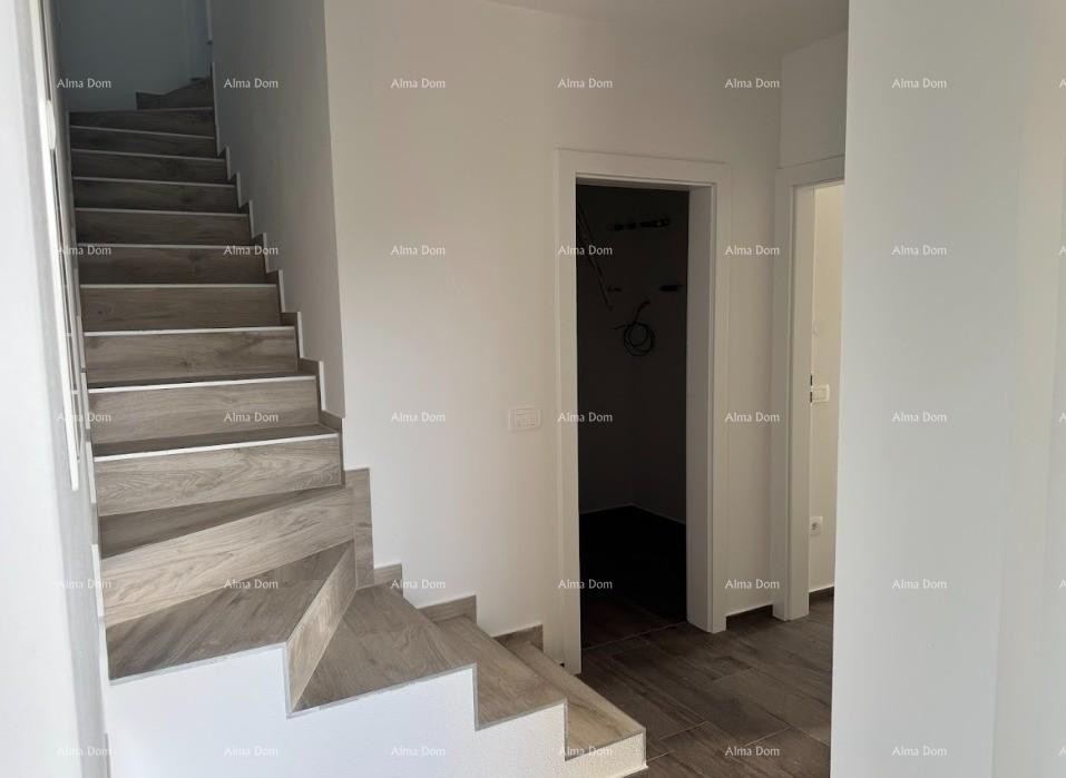 Luksuzan dvoetažni stan s pogledom na more i prostranom terasom u Zambratiji 4