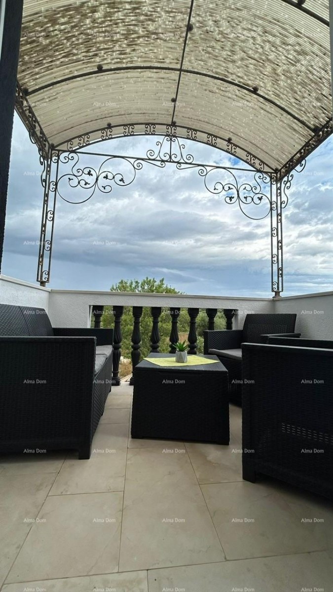 Prodajemo kuću sa više apartmana i bazenom. Pula Veli vrh. 18