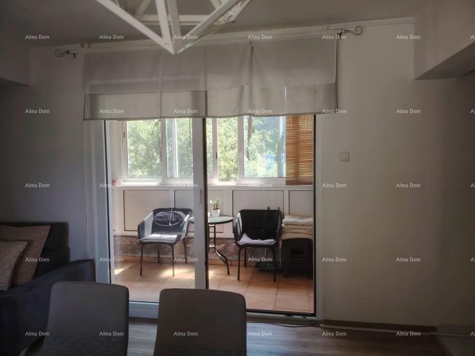 Prodaje se prostrani stan od 96 m² u Puli 6