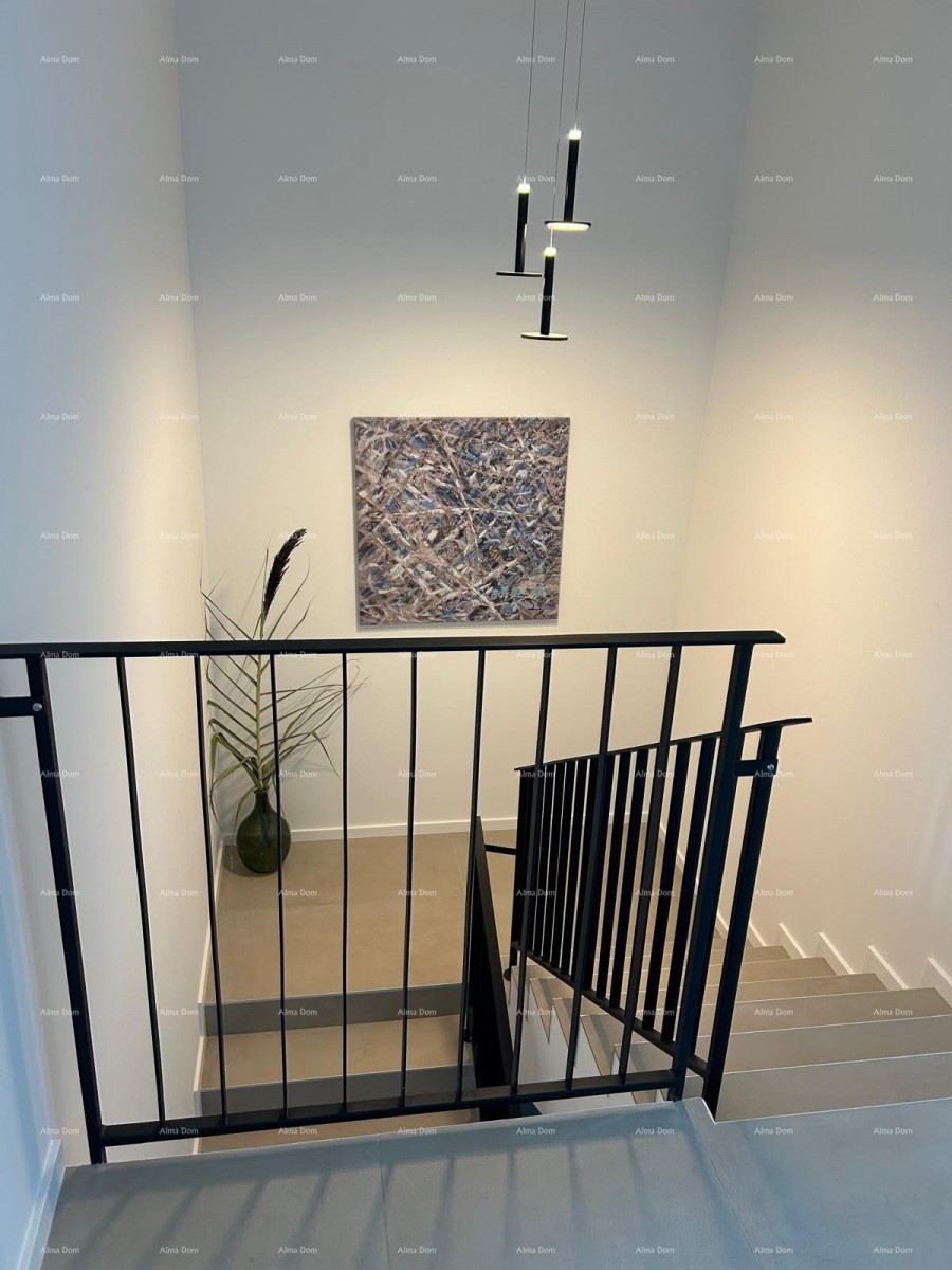 Vendesi una casa moderna con piscina situata in un idilliaco villaggio vicino a Rovigno. 12