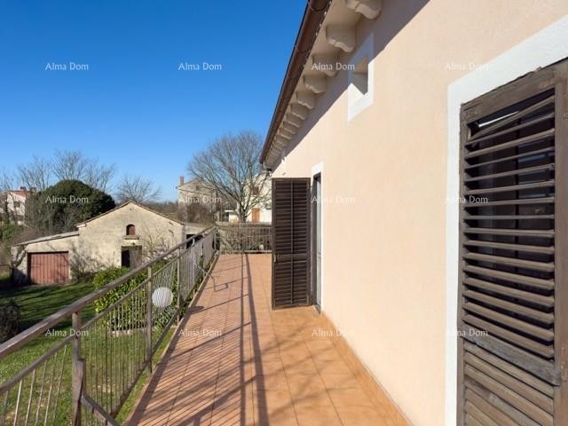 We are selling a large detached house with a spacious yard! 33