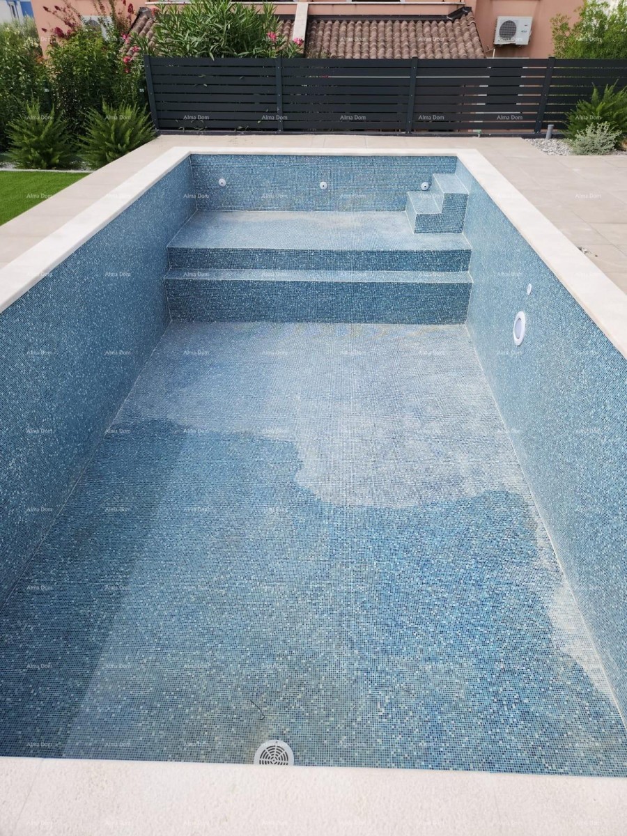 Современный оазис с бассейном и собственным садом в Банйолах 6