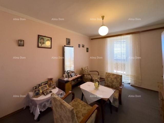 We are selling a large detached house with a spacious yard! 21