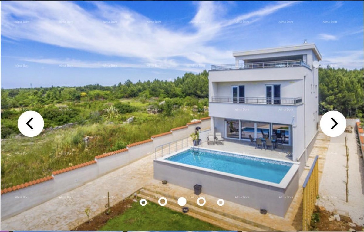 A beautiful villa with a sea view. POMER 9