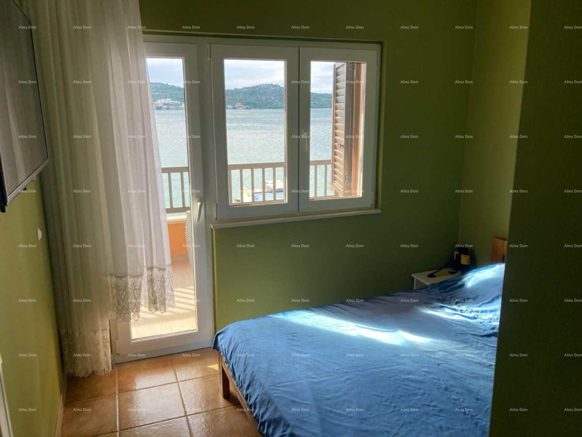 Prodaja - Prvi red do mora! Moderna, prostrana kuća s 4 zasebna stana, garažom i vezom, Rogoznica. 22