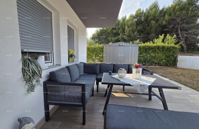 Medulin – luxurious four-bedroom apartment with a garden, 2 terraces, and 2 parking spaces | New construction 2023.