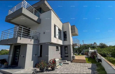 Современная вилла в Истрии с видом на море, крытой террасой и ухоженным садом – 800 м от пляжа