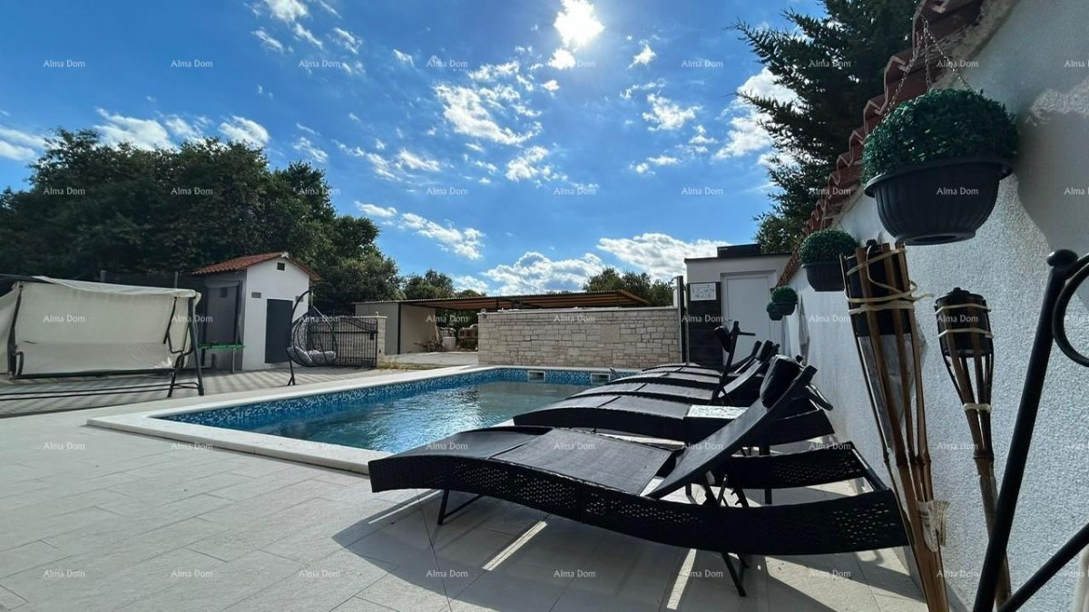 Prodajemo kuću sa više apartmana i bazenom. Pula Veli vrh. 1