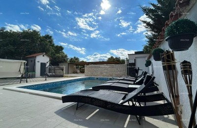 Prodajemo kuću sa više apartmana i bazenom. Pula Veli vrh.