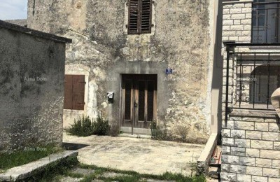 PRODOL, MARČANA – Authentic Istrian Stone House with Garden for Complete Renovation