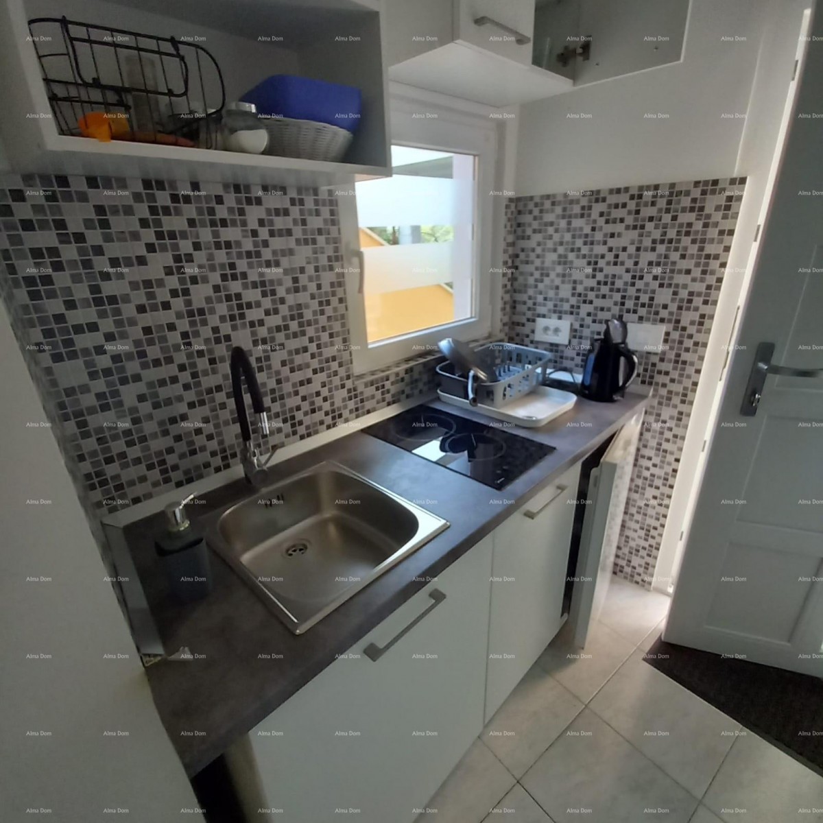 Pješčana Uvala, 200 meters from the beach and sea, a charming house with three apartments. 17