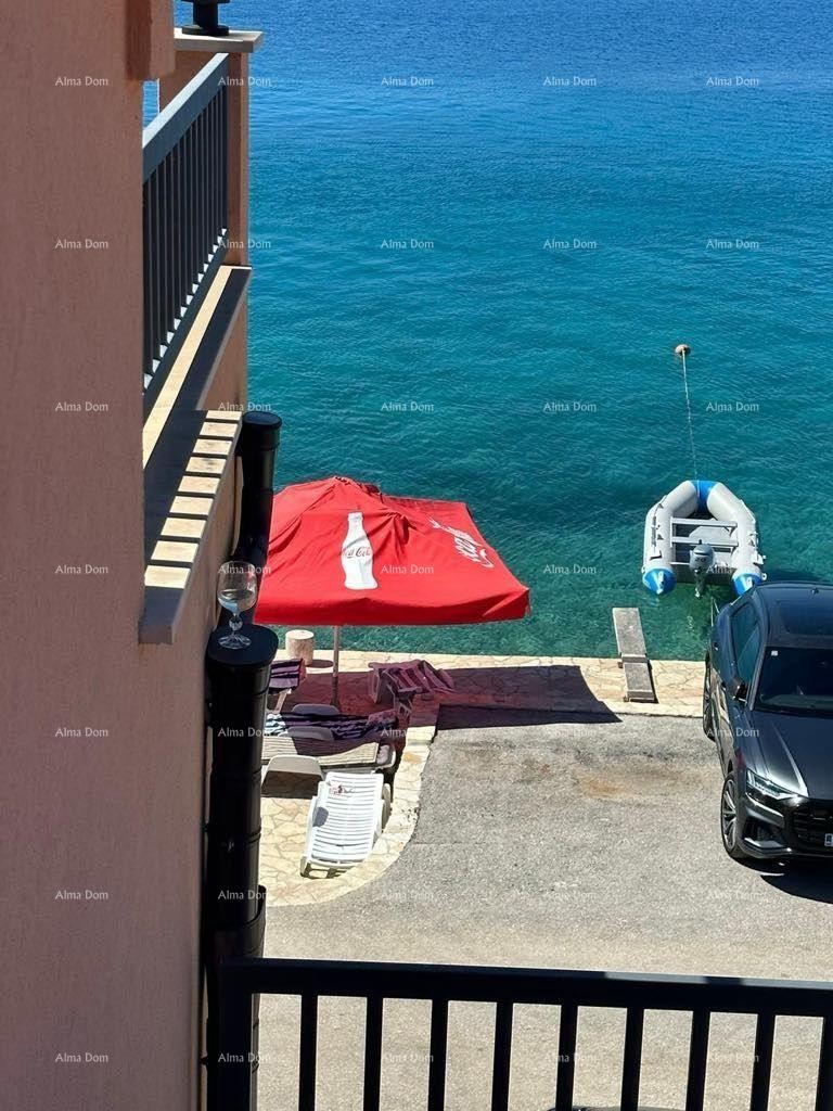 Prodaja - Prvi red do mora! Moderna, prostrana kuća s 4 zasebna stana, garažom i vezom, Rogoznica. 6