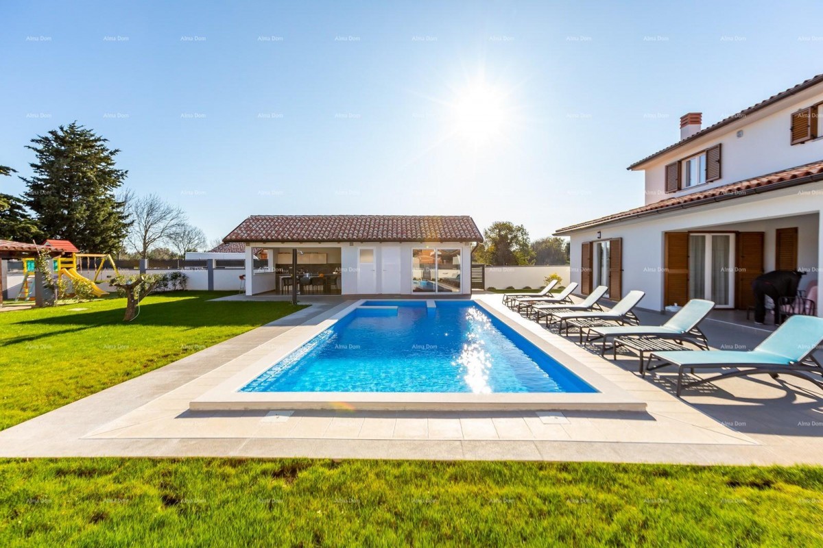 Detached house in Pula.  8 km.   Šikići. 7