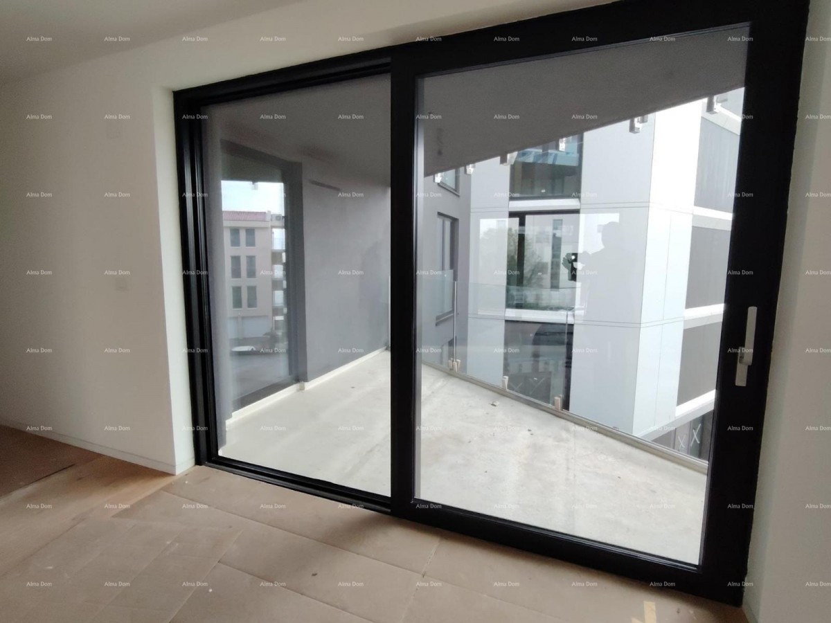 Продажа квартир в жилом и коммерческом здании с видом на море, центр Умага! / S9 9