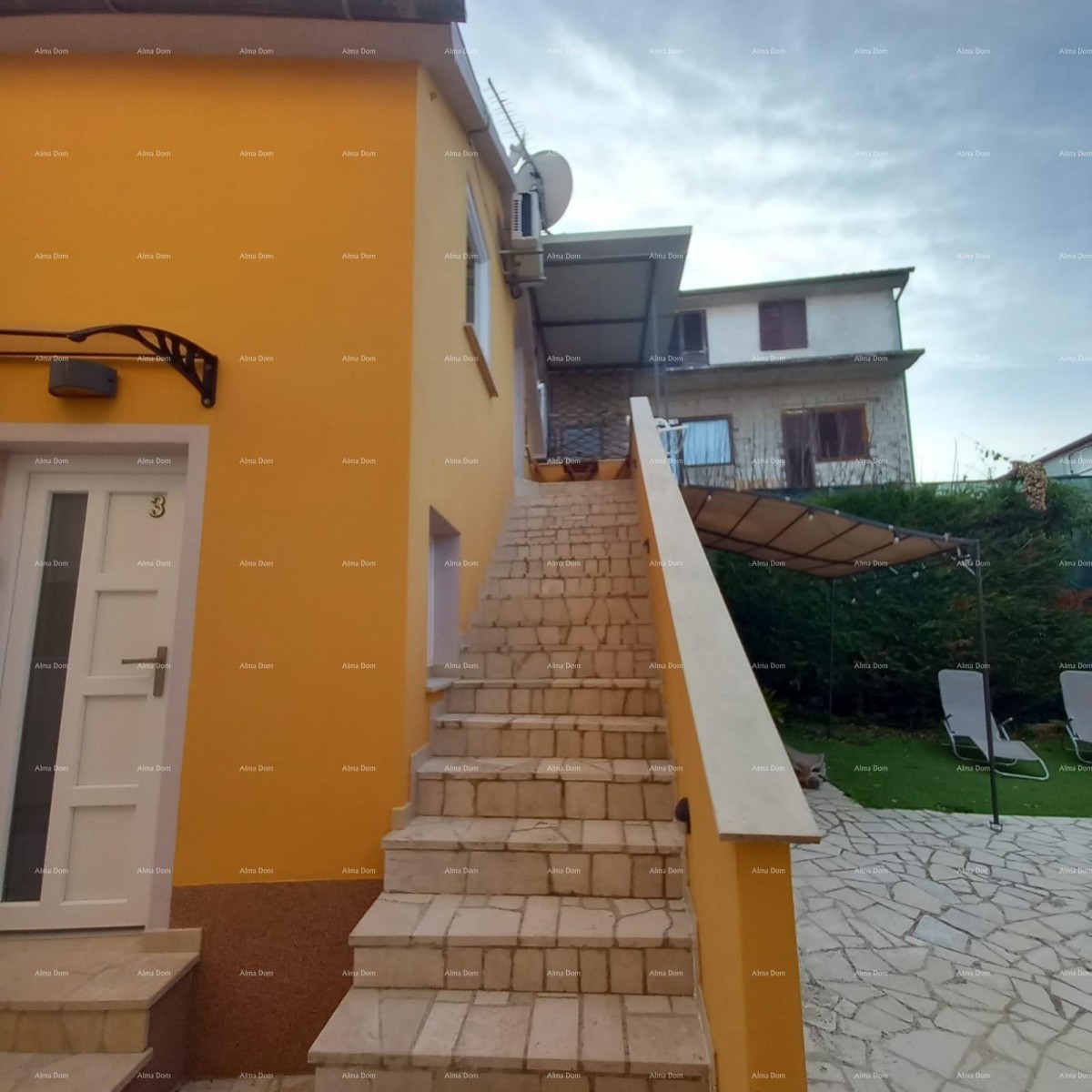 Pješčana Uvala, 200 meters from the beach and sea, a charming house with three apartments. 32