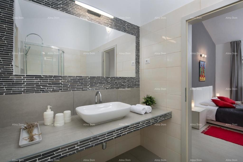 A villa with a swimming pool for sale, near Labin 13