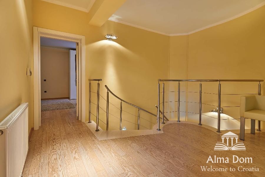 Prima filla-villa con garage e la piscina 15