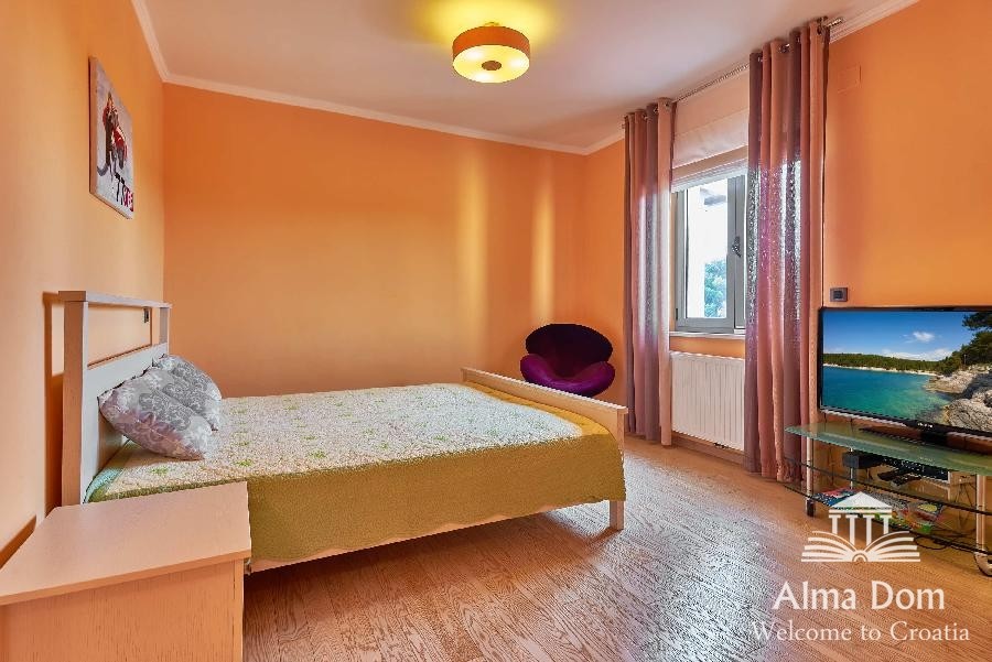 Prima filla-villa con garage e la piscina 9