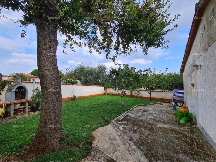 Ližnjan u prodaji  jedna velika i jedna mala kuća. 25