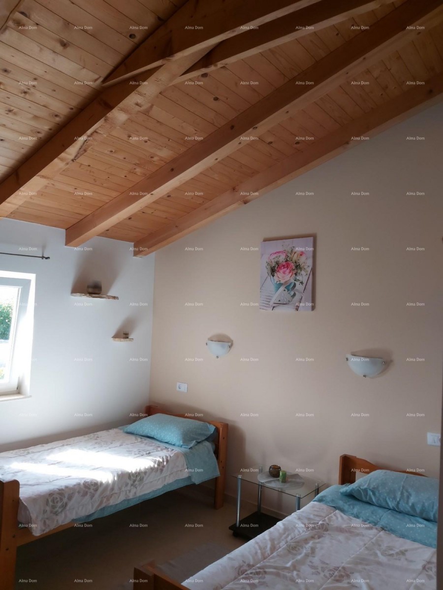 Na prodaj je hiša s kletjo, veliko teraso, dvema trisobnima stanoma in dvoriščem. Odlična priložnost za naložbo! 15