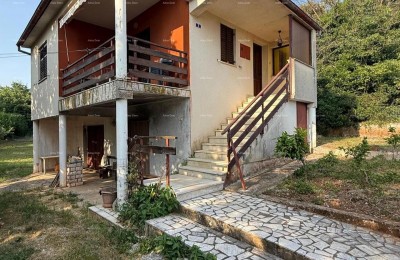 Affascinante casa familiare con ampio giardino e terreno edificabile aggiuntivo vicino a Barban
