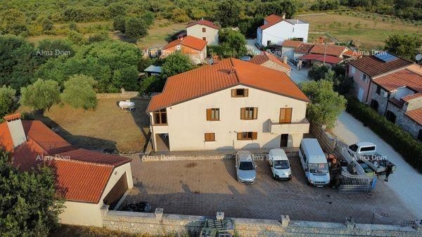 Casa 420m2 con tre appartamenti in vendita, Umago 1