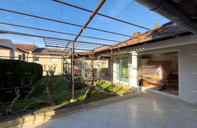 Pula – Stoja House with Two Residential Units, 50 m from the Sea