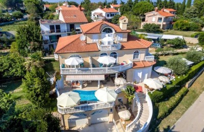 Kuća s apartmanima i bazenom u Premanturi – pogled na more!