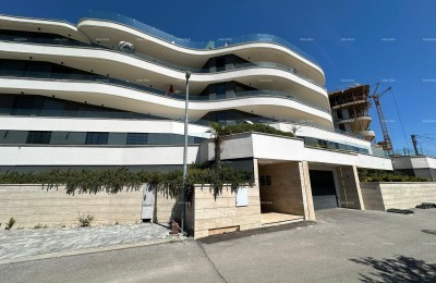 Verkauf von luxuriösen und modern ausgestatteten Apartments in einem Wohngebäude mit Pools auf dem Dach, Opatija!