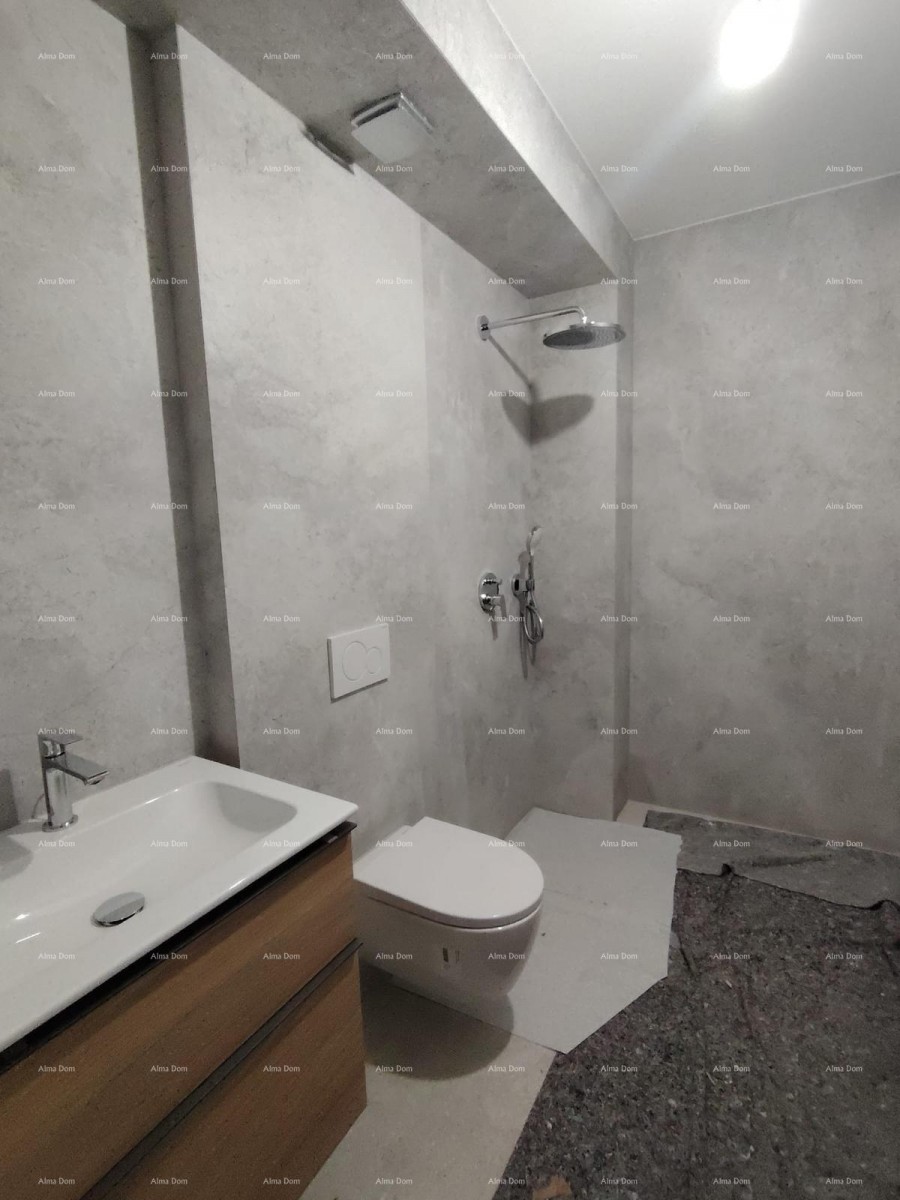 Продажа квартир в жилом и коммерческом здании с видом на море, центр Умага! / S9 7