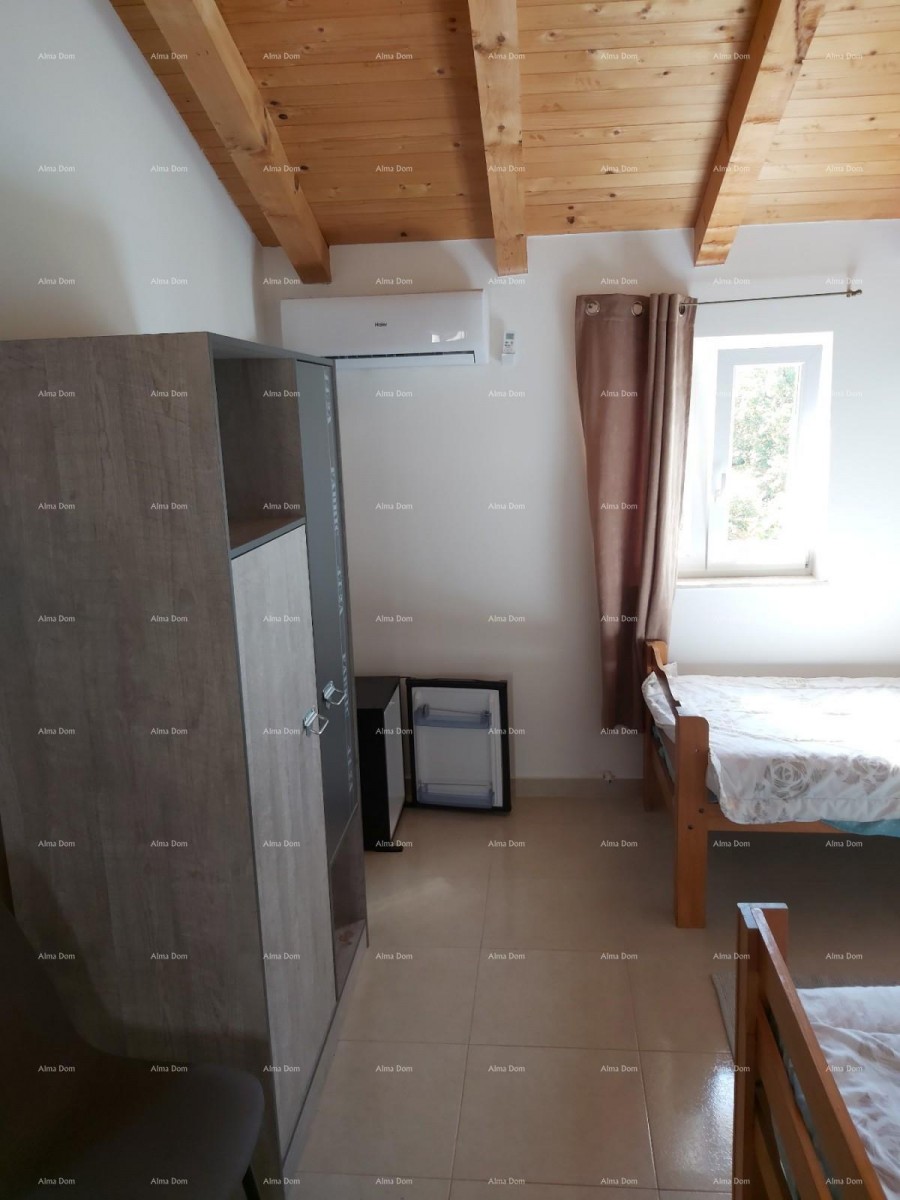 Na prodaj je hiša s kletjo, veliko teraso, dvema trisobnima stanoma in dvoriščem. Odlična priložnost za naložbo! 16