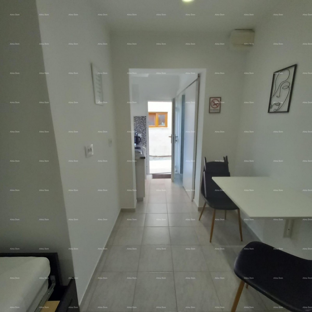 Pješčana Uvala, 200 meters from the beach and sea, a charming house with three apartments. 13