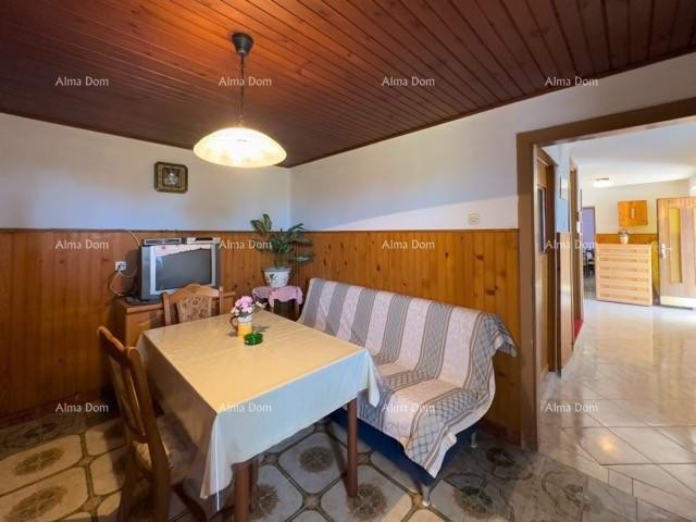 We are selling a large detached house with a spacious yard! 18