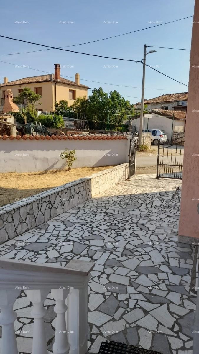 Prodaja, Ližnjan , kuća u nizu sa tri apartmana. 3