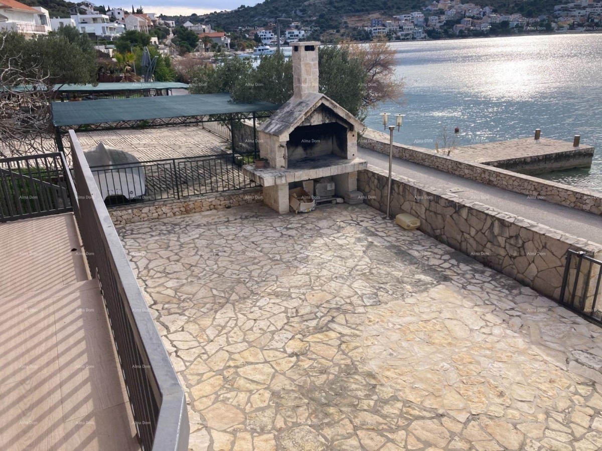 Prodaja - Prvi red do mora! Moderna, prostrana kuća s 4 zasebna stana, garažom i vezom, Rogoznica. 27