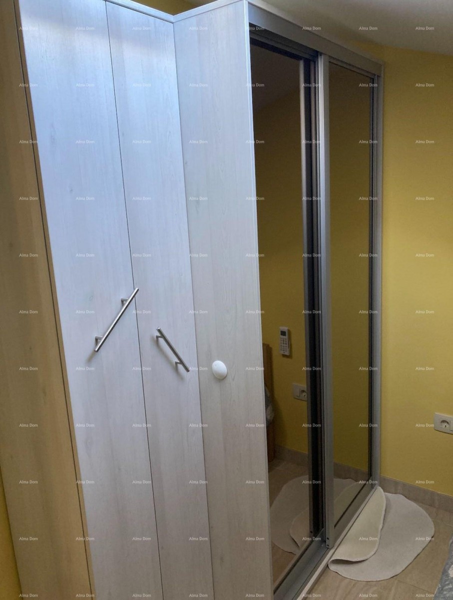 Prodaja - Prvi red do mora! Moderna, prostrana kuća s 4 zasebna stana, garažom i vezom, Rogoznica. 13