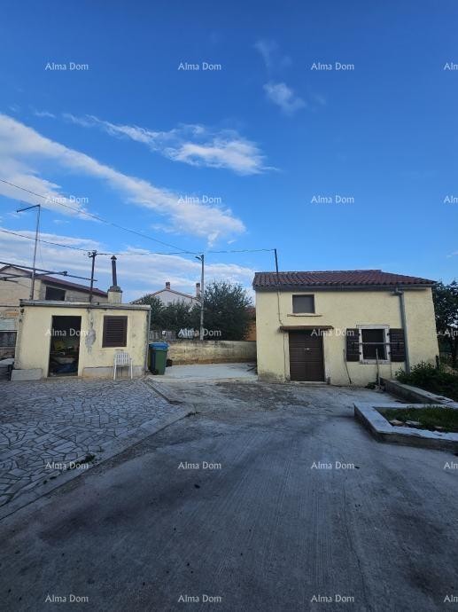 Barban – hiša z ograjenim dvoriščem 1