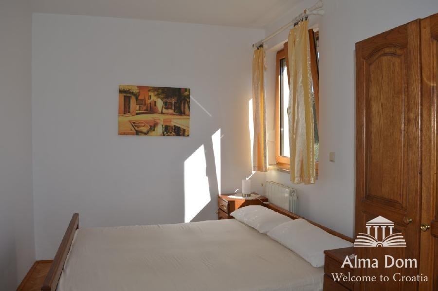 We are selling a house with five apartments in Medulin. 16