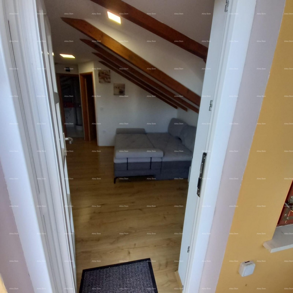 Pješčana Uvala, 200 meters from the beach and sea, a charming house with three apartments. 27