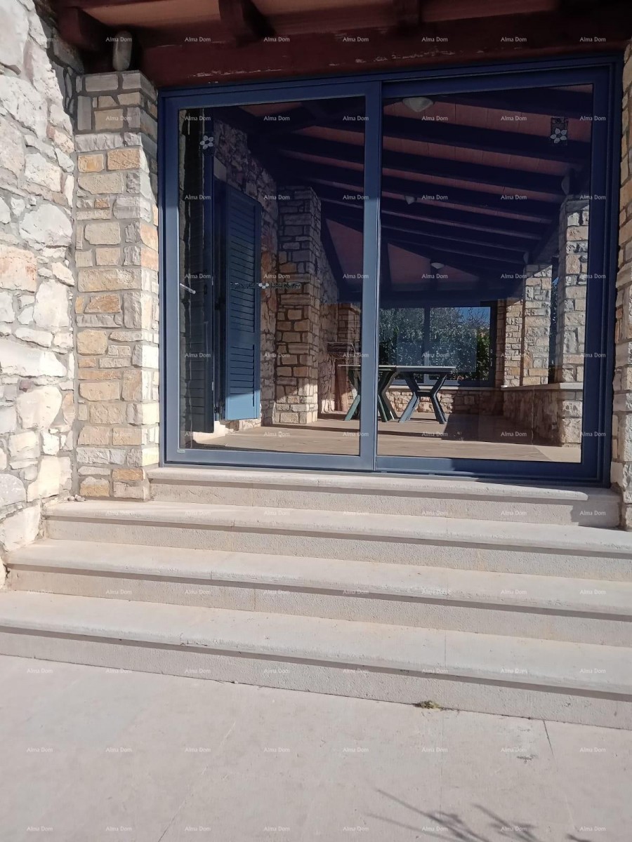 Близость города Умага. Продается дуплексный дом площадью 123,65 м² на самом берегу моря, в 10 метрах от моря. 18