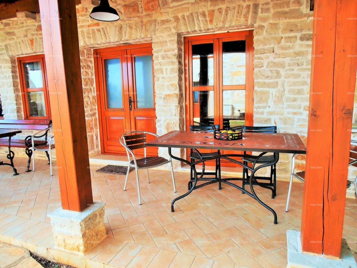 Marčana,  два каменных дома с бассейном. 18