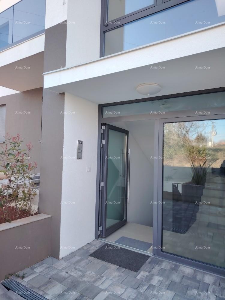 Vrhunski trosoban stan s pogledom na more, opremljen 34