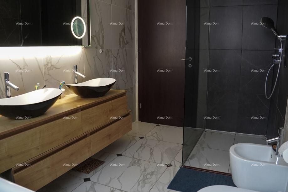 Ровинь, продаётся квартира 120 м² в доме, 100 м от моря 5