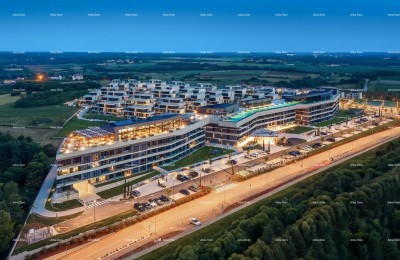 Umag. Alberi. Luksuzni resort s krovnim infinity bazenom!