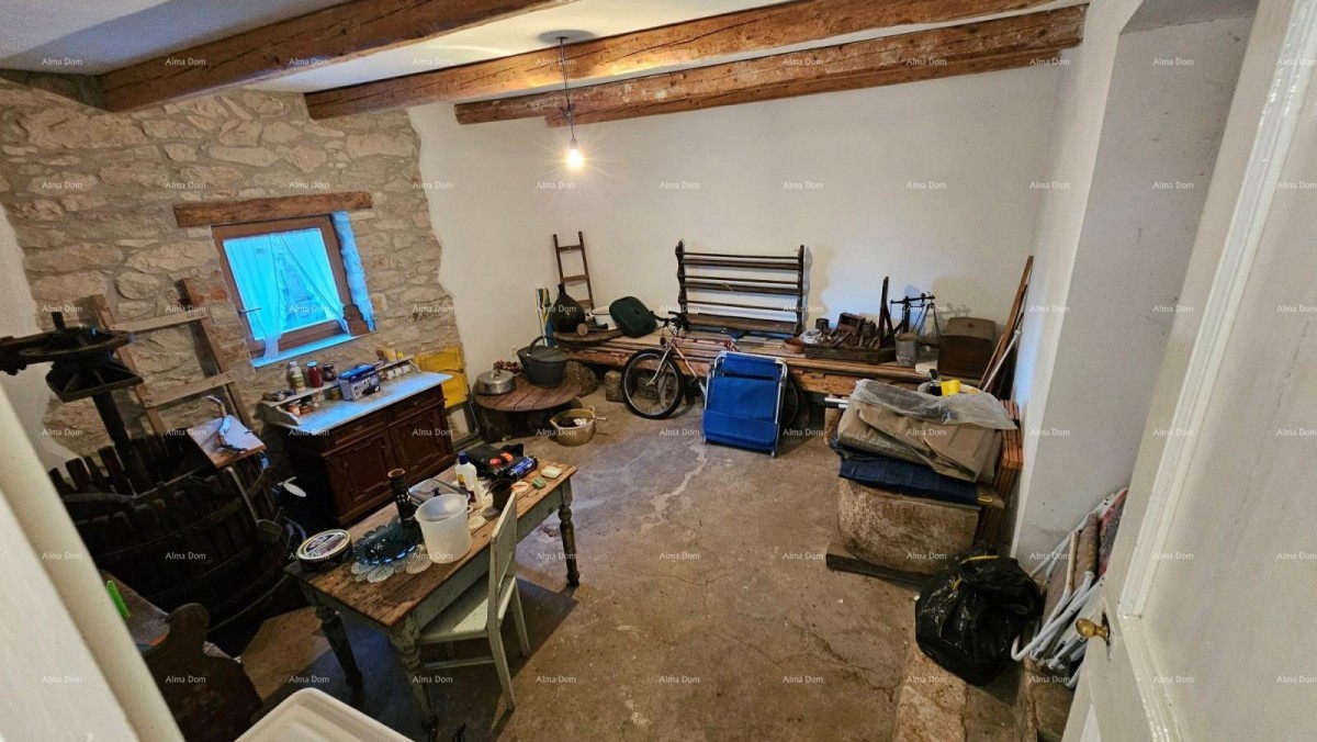 Prodaja - avtentična kamnita hiša z 2 pomožnima objektoma in prostornim dvoriščem, Brtonigla! 9