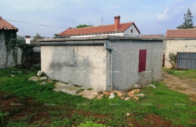 Građevinski teren sa 3 manja legalizirana objekta. Vareški.