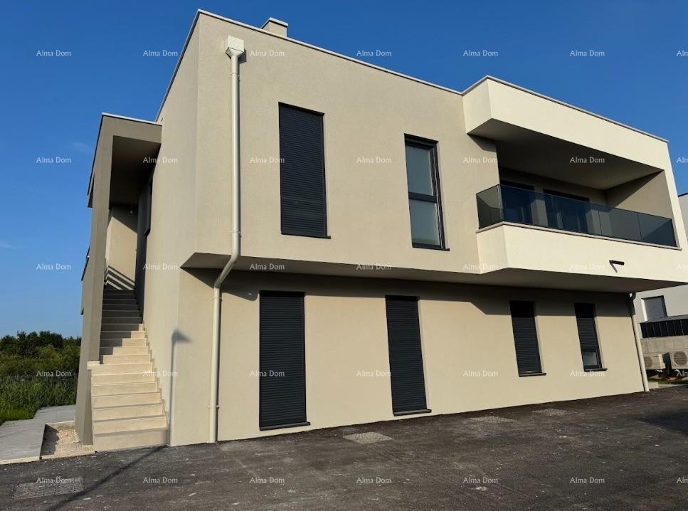 Luksuzan dvoetažni stan s pogledom na more i prostranom terasom u Zambratiji 1