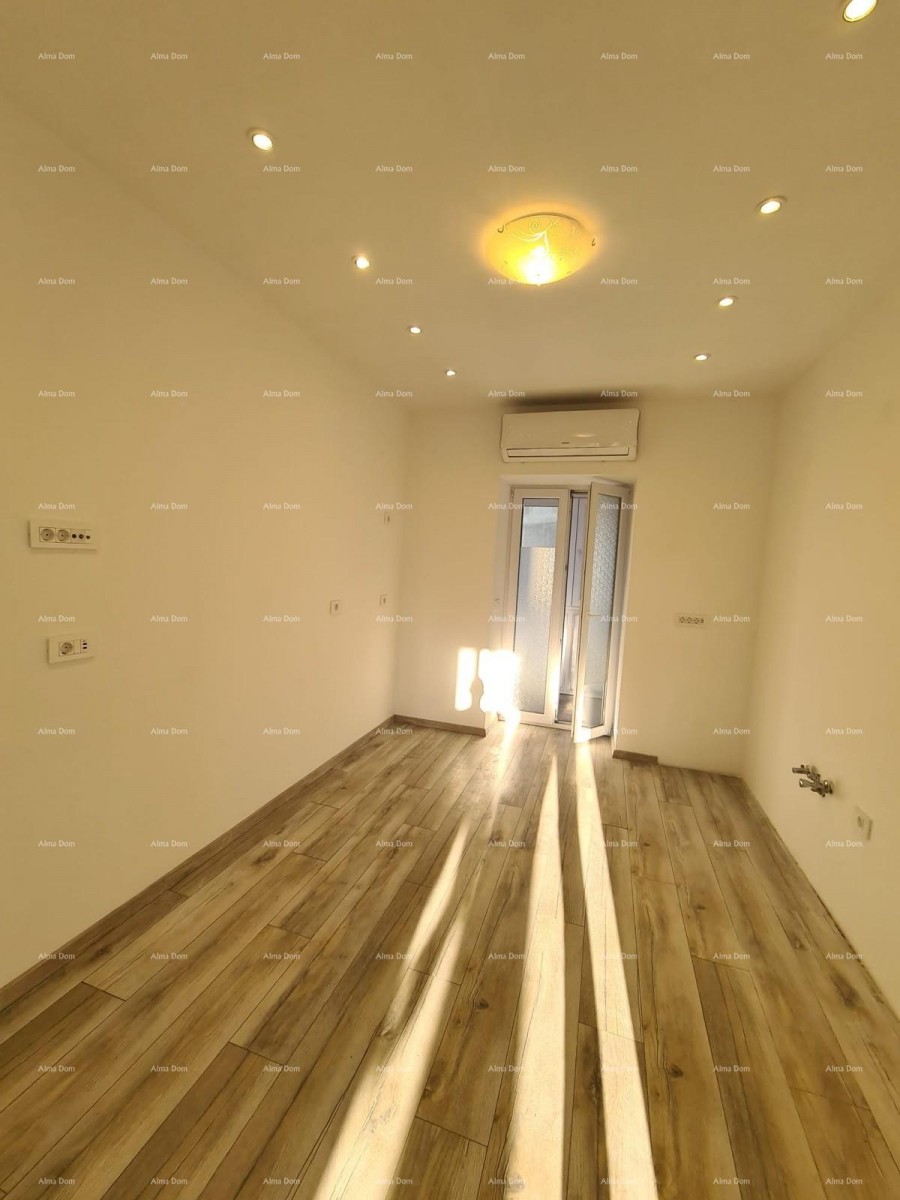 Pula – renoviran dvosobni stan u centru, 72,83 m². Stan se nalazi na glavnoj  tržnici. 4