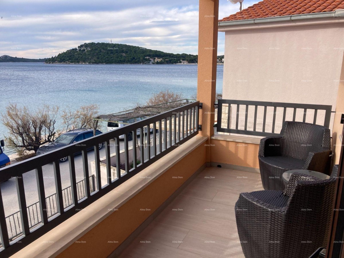 Prodaja - Prvi red do mora! Moderna, prostrana kuća s 4 zasebna stana, garažom i vezom, Rogoznica. 26